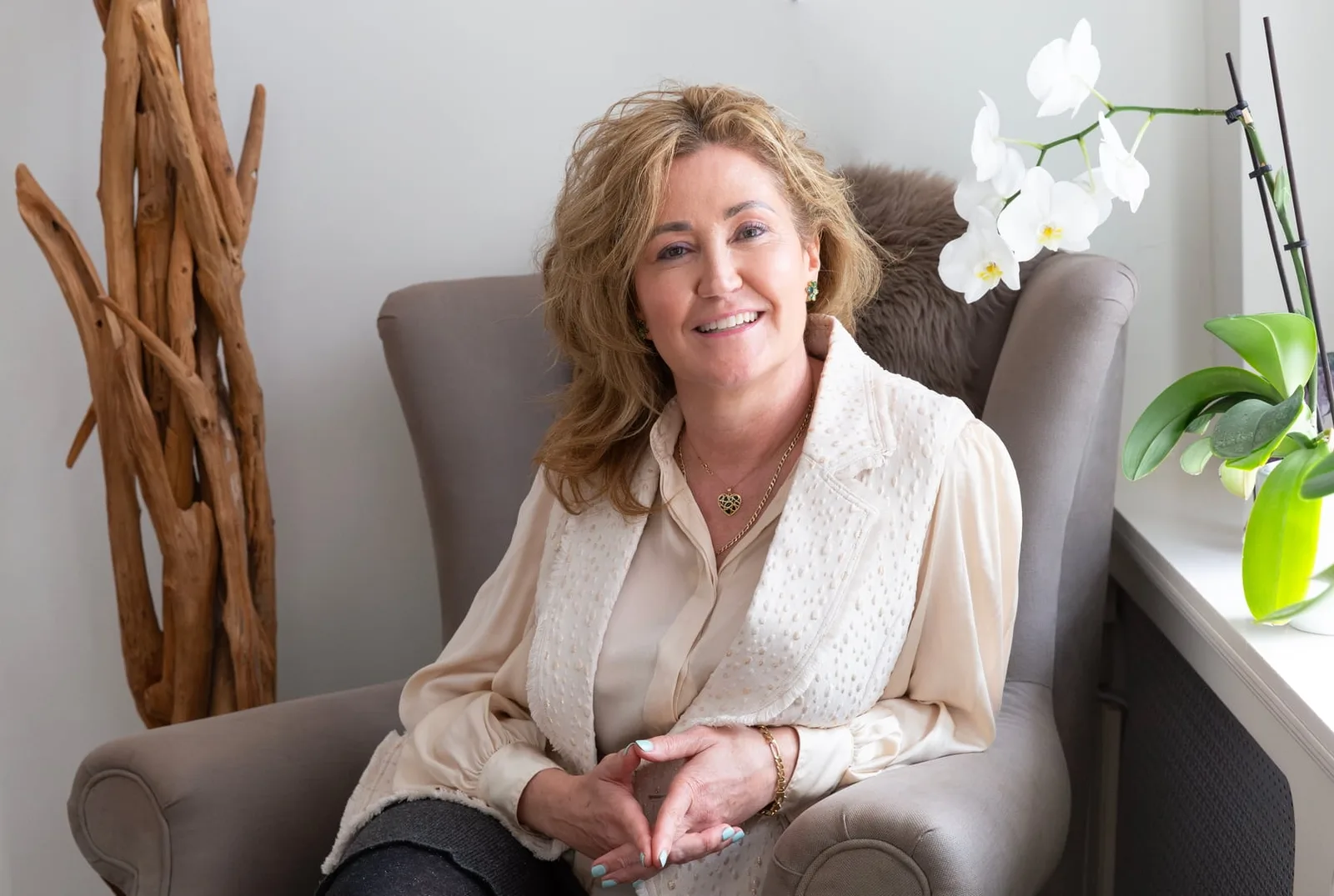 Ilse Bink luistert aandachtig, zittend in een fauteuil in haar praktijk in Roosendaal