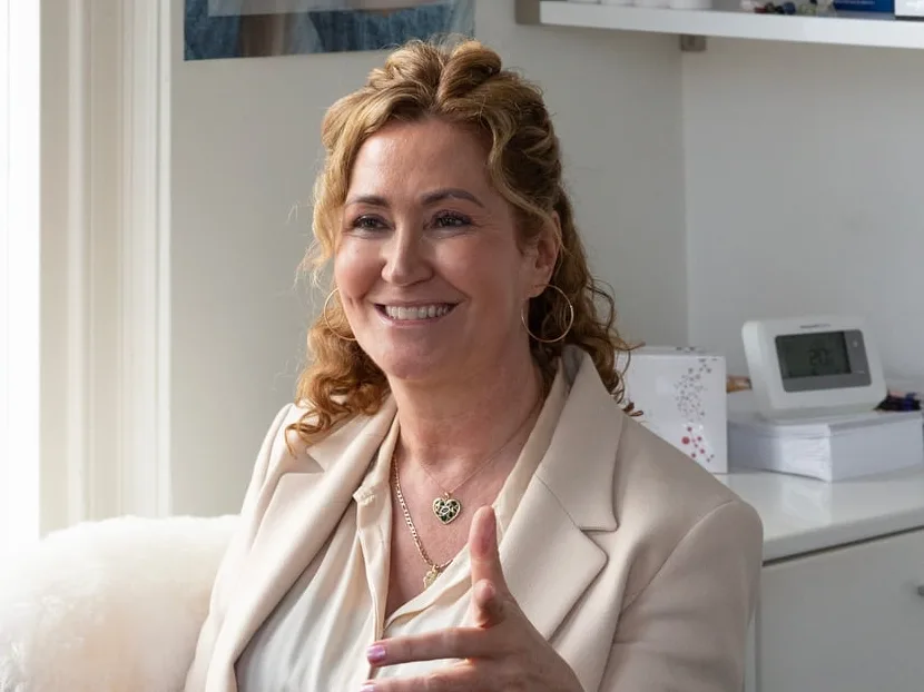 Ilse Bink pratend in haar praktijk in Roosendaal
